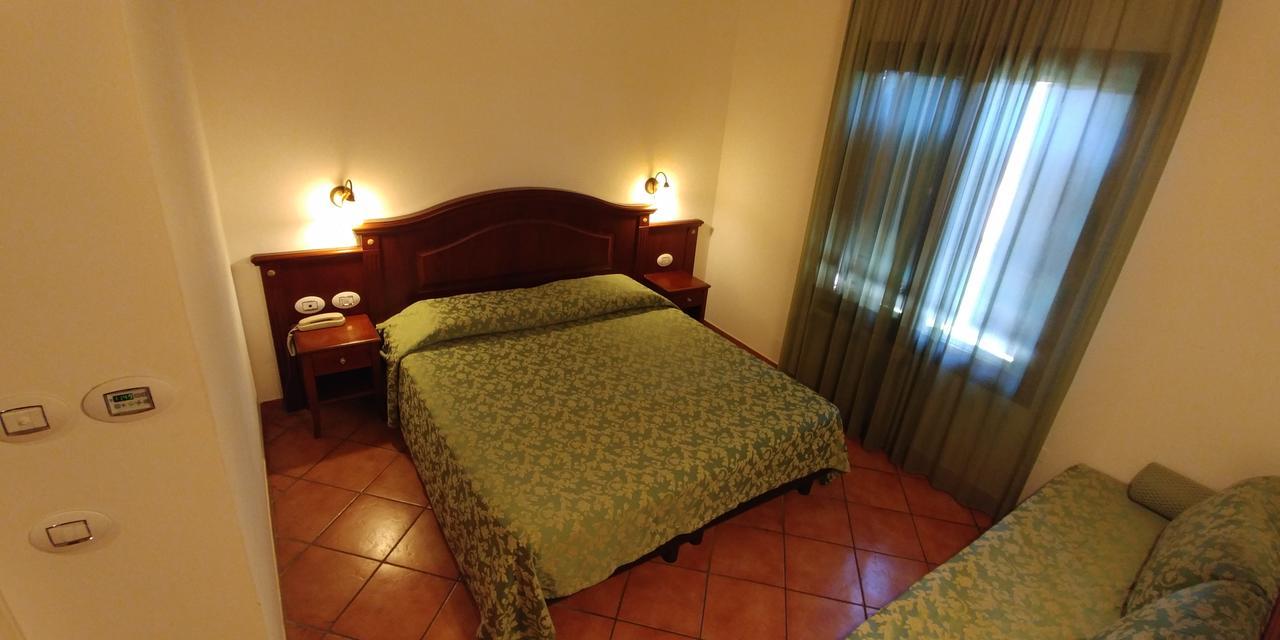 Hotel Barabba Quattro Castella Exteriör bild