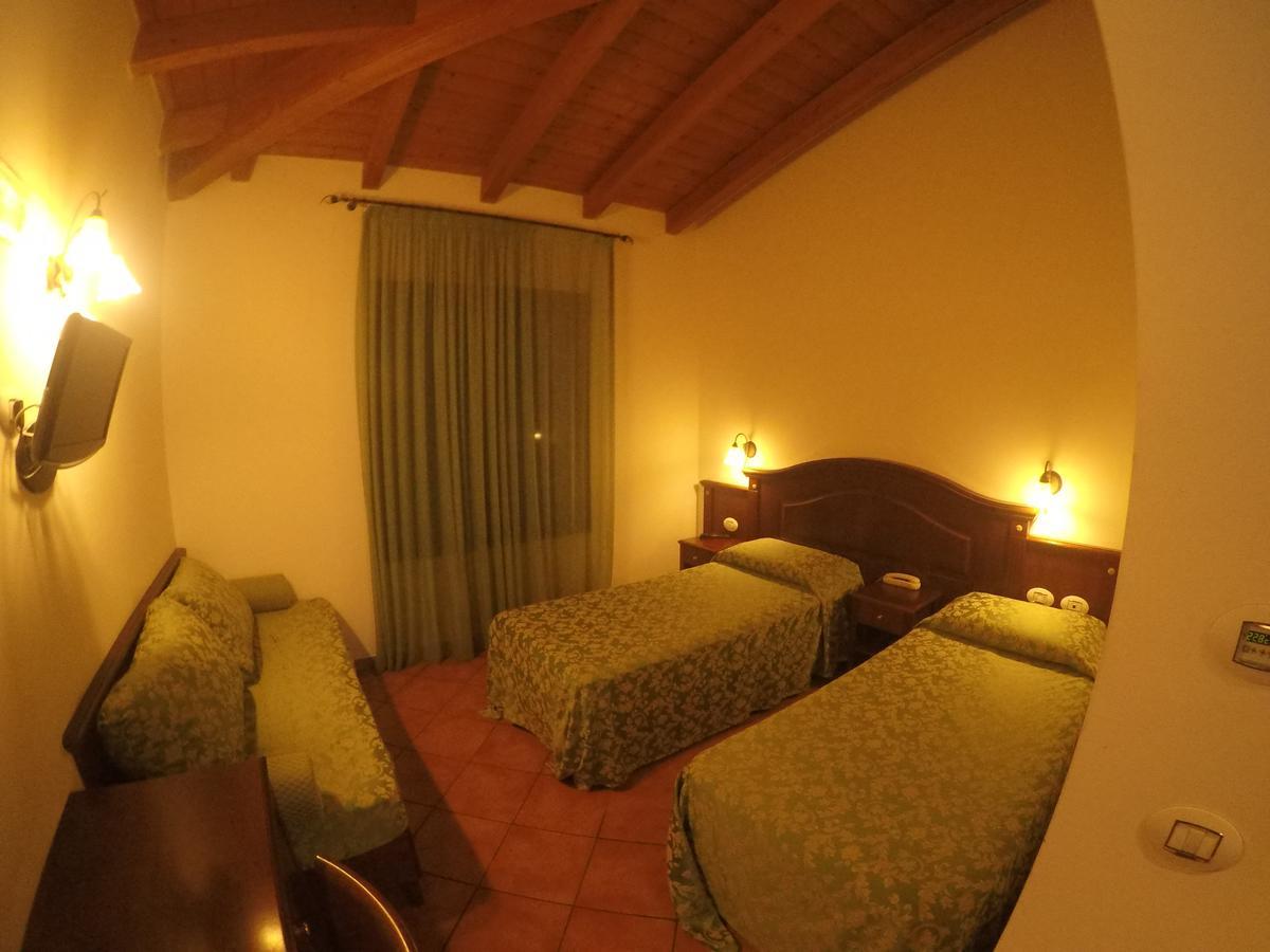 Hotel Barabba Quattro Castella Exteriör bild